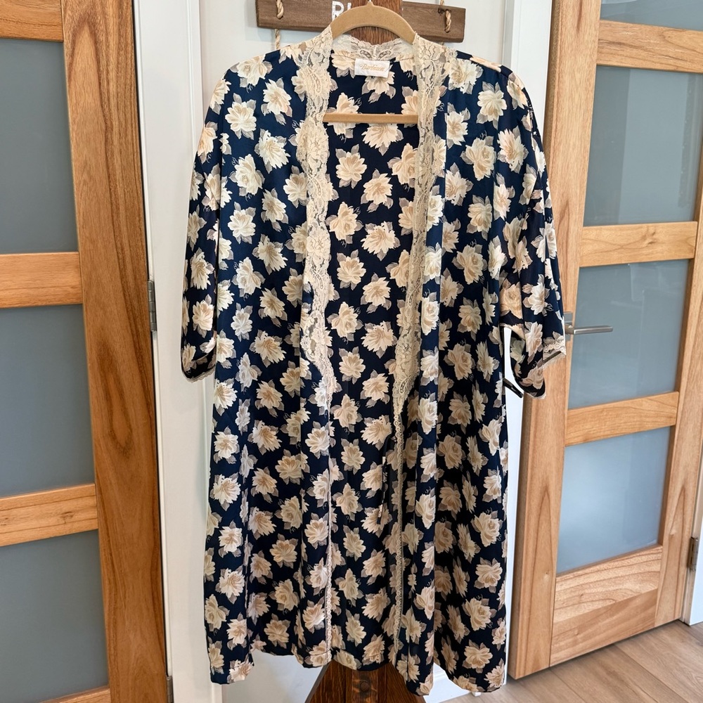 Vintage Barbizon Navy Ivory Floral Satin Lace Trimmed Kimono Robe Size M/L EUC